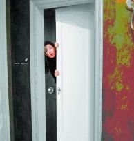 女兒天生的啞巴，丈夫每晚都去女兒房間，妻子從門縫偷看才知真相 