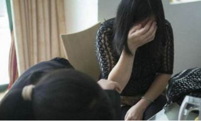女兒天生的啞巴，丈夫每晚都去女兒房間，妻子從門縫偷看才知真相 
