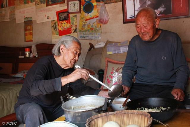 我逮土雞去城裡看兒子，兒媳做一桌子好菜，飯後我想把房子要回來