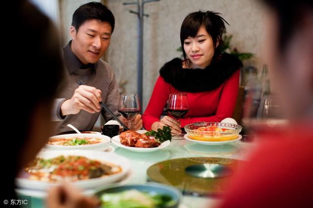 我逮土雞去城裡看兒子，兒媳做一桌子好菜，飯後我想把房子要回來