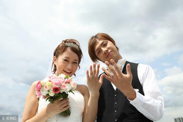 妹妹結婚要買房，我想偷偷給5萬，老婆手機一閃，我淚流滿面