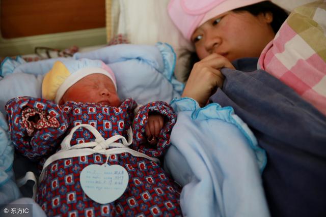 婆婆帶著60萬去小姑子家養老，回來我把行李扔門外，大家拍手叫好