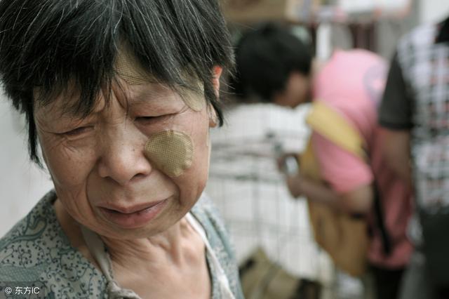 婆婆帶著60萬去小姑子家養老，回來我把行李扔門外，大家拍手叫好