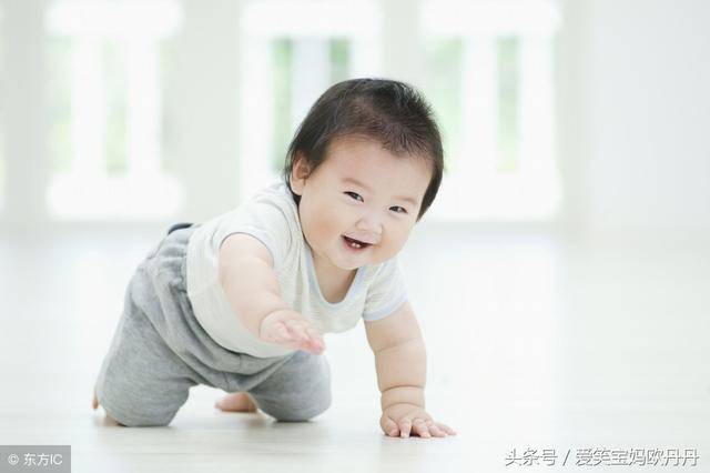 學會爬行的寶寶更聰明，家長一定要認真訓練，否則將來會後悔
