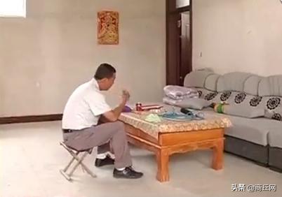 男子媳婦與村支書私奔，手機遺落曖昧彩信曝光，女子：就不跟他過