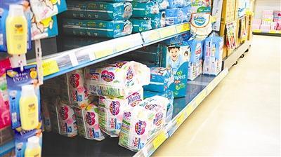 帶閨女去超市，遇到老公買紙尿褲，我嚇得趕緊帶著女兒躲了起來