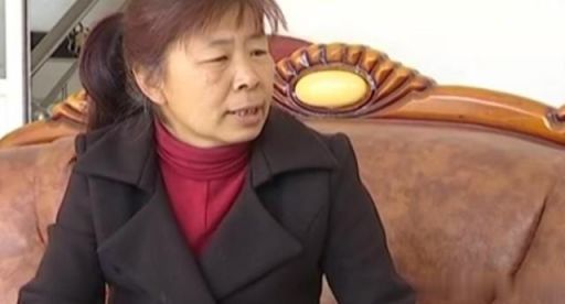 女兒出嫁，女婿送百萬，洞房後卻離婚，母親逼問原因後，自扇耳光