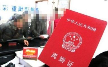 女兒出嫁，女婿送百萬，洞房後卻離婚，母親逼問原因後，自扇耳光