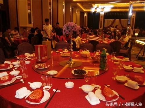 兒子滿月宴，丈母娘給了一萬紅包，知道緣由後我把老婆打回娘家