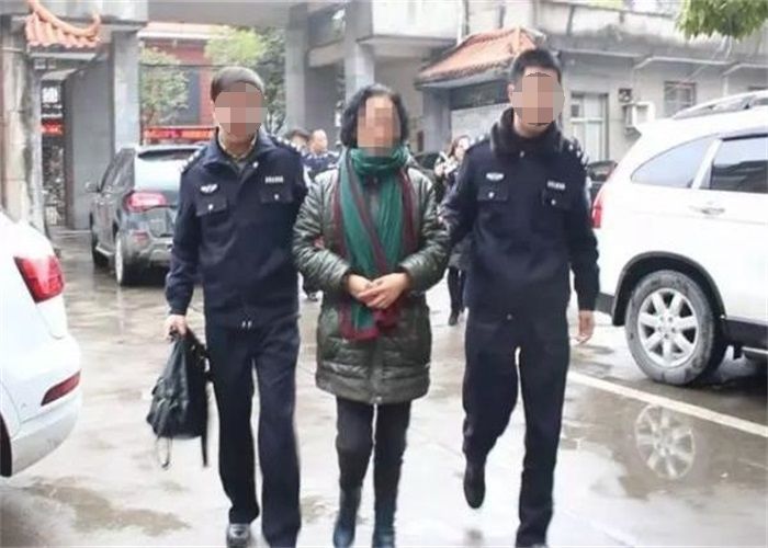 小三懷孕逼走不孕妻子，婆婆卻笑容不斷，半年後，警察來了