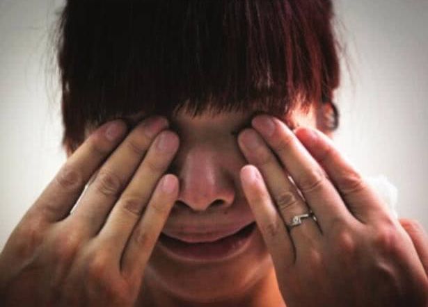 16歲兒子粘著媽媽一起睡，醫生檢查不出原因，最後母親吐出實情