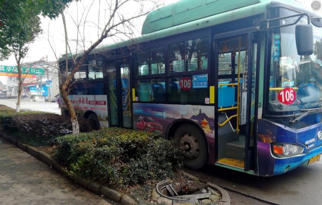 公交車上女子因沒有讓座，遭到老人怒罵，她掀開衣服，全車安靜