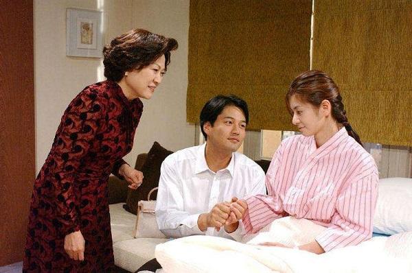 女子結婚7年剛懷孩子，婆家人卻逼她打掉，一張紙解釋了原因