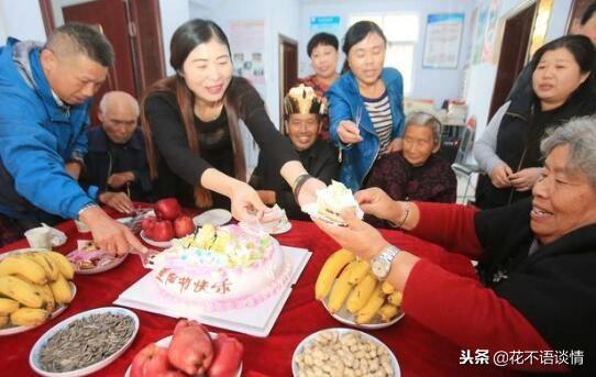 婆婆生病住院，女子請假照顧，醫院門口聽到對話，她轉身走了