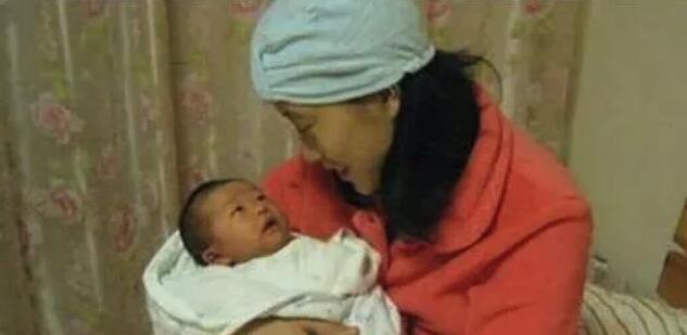 我生兒子，老公請保姆伺候月子，1年後保姆懷孕，我望著她肚子笑著遞上戶口本