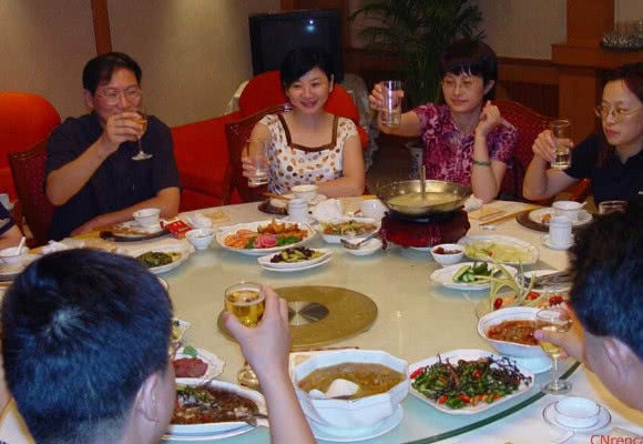 同學聚會，穿著運動衣被同學嘲笑，孤零零的坐在一邊，無人理！等到出門時大家啞口無言
