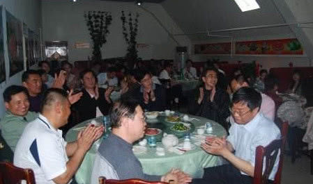 同學聚會，穿著運動衣被同學嘲笑，孤零零的坐在一邊，無人理！等到出門時大家啞口無言