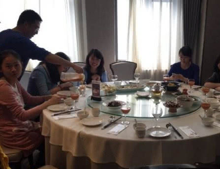 同學聚會，穿著運動衣被同學嘲笑，孤零零的坐在一邊，無人理！等到出門時大家啞口無言