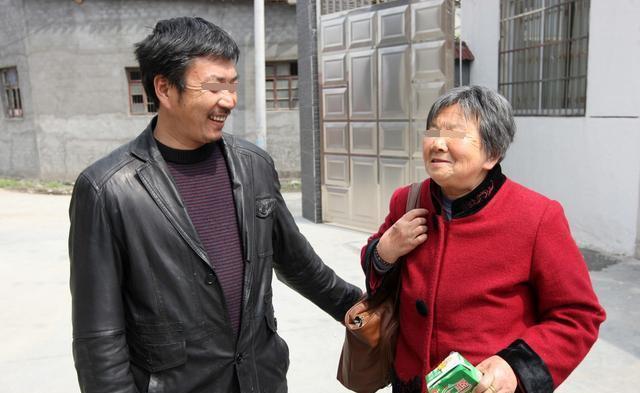 兒子接母親進城享福，母親看到兒媳給她盛的餃子，她偷偷回了家！