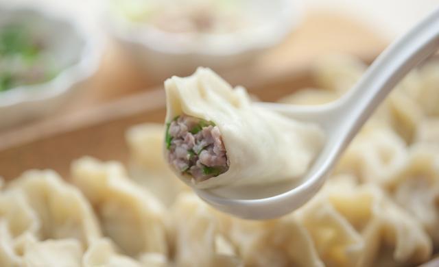 兒子接母親進城享福，母親看到兒媳給她盛的餃子，她偷偷回了家！