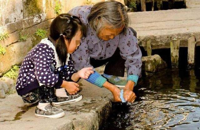 奶奶突然去世，孫女發現不對勁，最後指著母親說：是你害死了奶奶