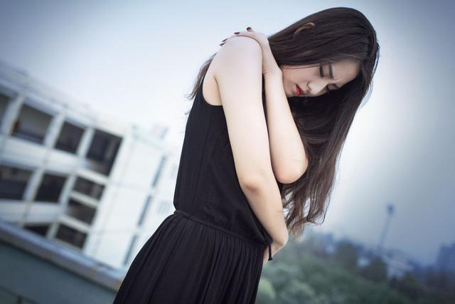 婆婆送我一老氣的包，我直接轉手送人，第二天對方連忙送還