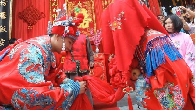 老公每個月賺七八萬，婆婆病入膏肓把存款都給我，讓我馬上離婚！