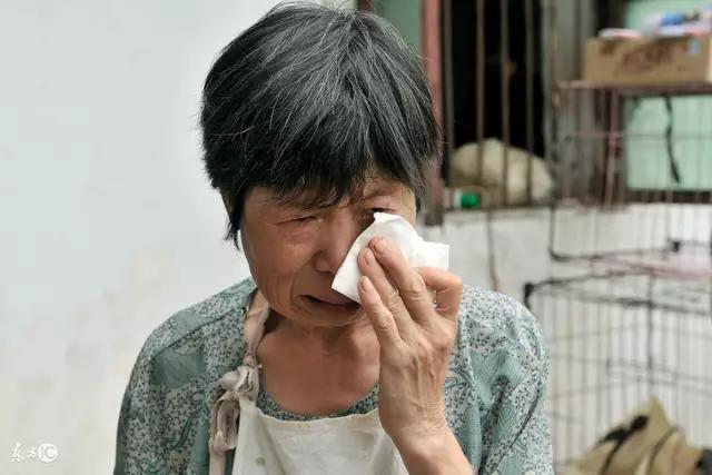 老公每個月賺七八萬，婆婆病入膏肓把存款都給我，讓我馬上離婚！