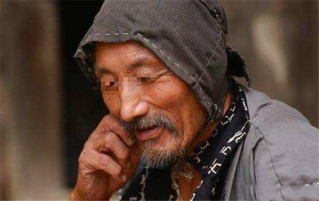 老人讓兩兒子回家分遺產，大兒子藉口不回，小兒子回來後驚喜來了