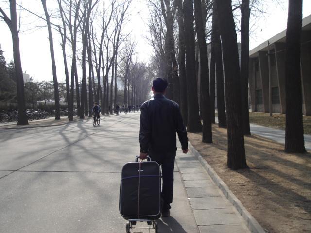 老人讓兩兒子回家分遺產，大兒子藉口不回，小兒子回來後驚喜來了