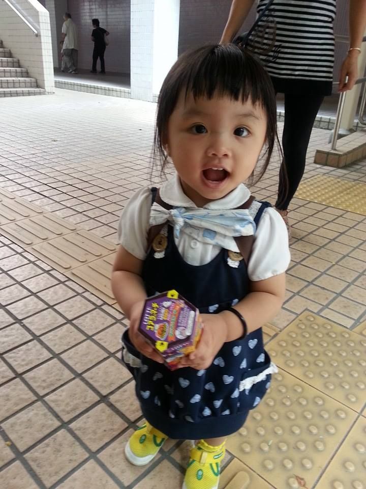 5歲女童被生父繼母活生生虐死!!把她舉起拋撞天花板10多次、剪刀剪肉、拖鞋巴臉、藤條亂掃、不給放吃！ 