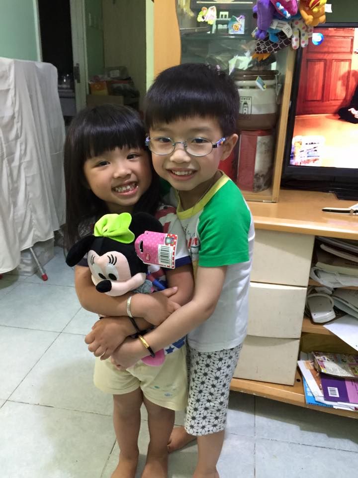 5歲女童被生父繼母活生生虐死!!把她舉起拋撞天花板10多次、剪刀剪肉、拖鞋巴臉、藤條亂掃、不給放吃！ 