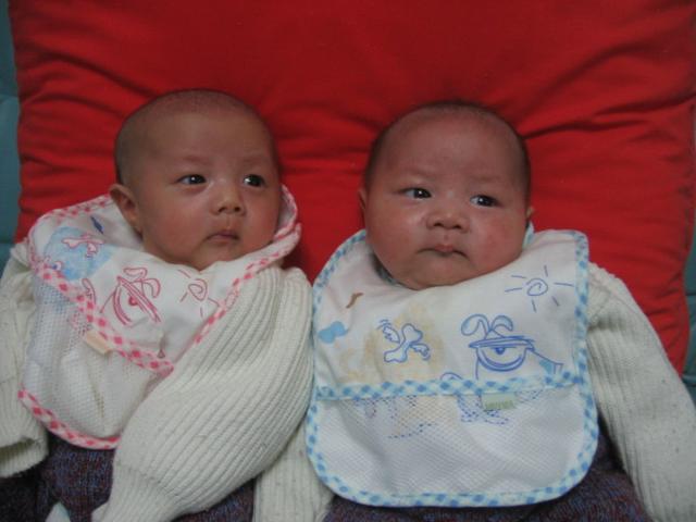 我生了龍鳳胎，婆婆送給我一袋方便麵，打開之後我和老公淚流滿面