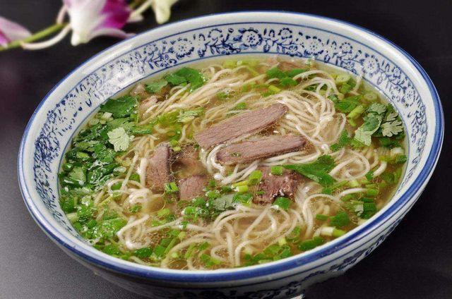老闆娘每天給乞丐一份飯，那天飯館沒開門，乞丐卻救飯館全家人！