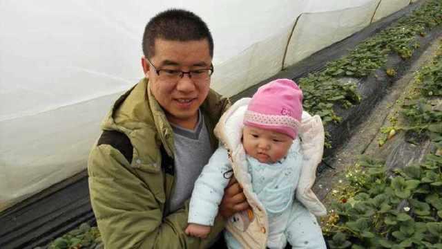 老婆當了兩年保姆沒回家，我抱著兒子去看她，推開門後我泣不成聲
