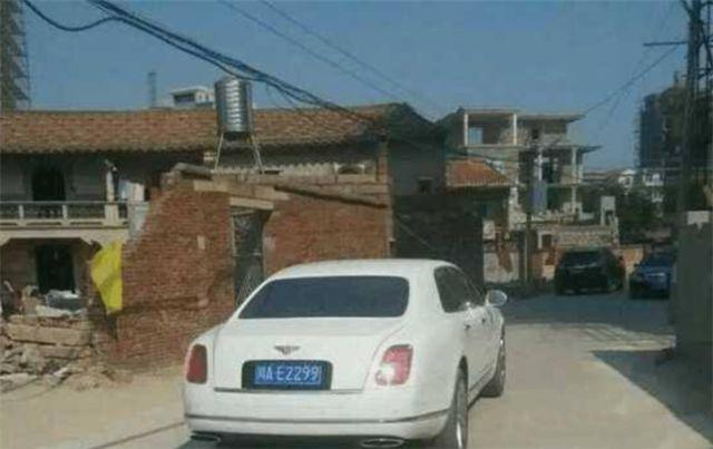 老婆當了兩年保姆沒回家，我抱著兒子去看她，推開門後我泣不成聲