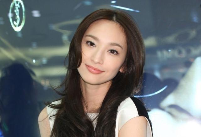 吳佩慈梁洛施同樣嫁入豪門生了三個孩子，網友：一個可憐一個可敬！