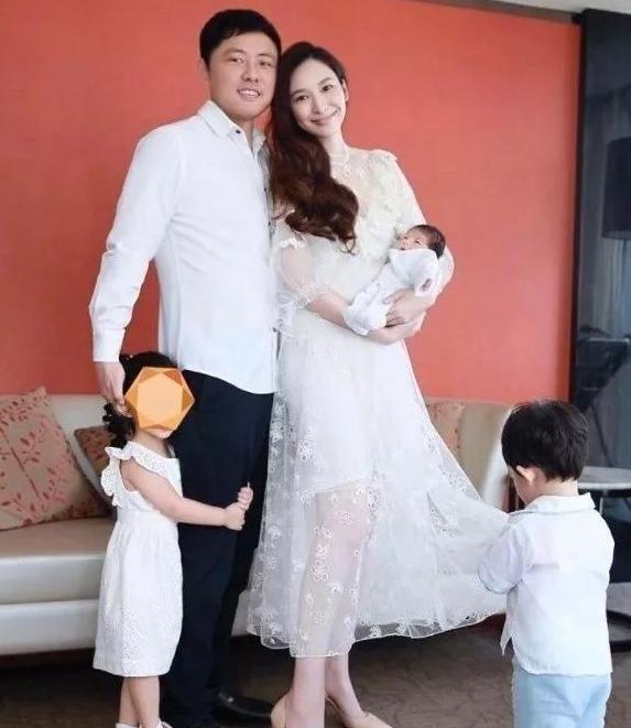吳佩慈梁洛施同樣嫁入豪門生了三個孩子，網友：一個可憐一個可敬！