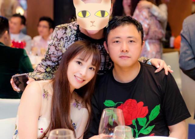 吳佩慈梁洛施同樣嫁入豪門生了三個孩子，網友：一個可憐一個可敬！