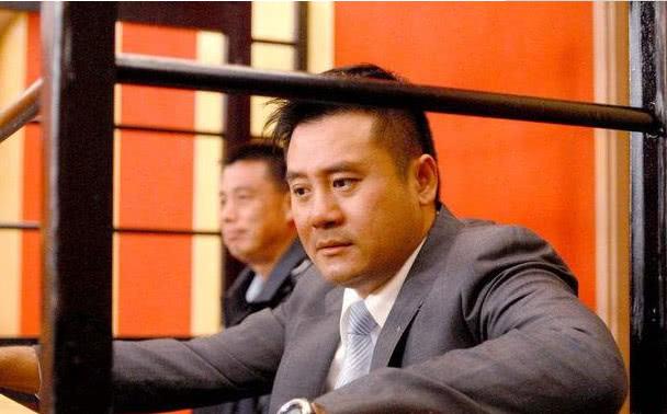 他表面跑了20年龍套，實則是身家億萬富翁，網歎：真的太低調