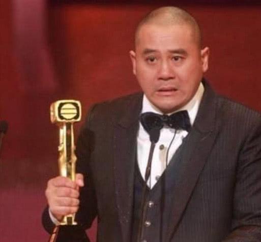 他表面跑了20年龍套，實則是身家億萬富翁，網歎：真的太低調