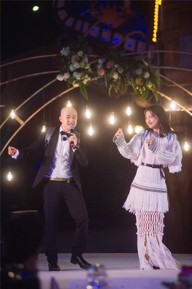 《妻子》團夫婦合體亮相，袁詠儀藍裙優雅，章子怡亮片紅裙太驚艷！