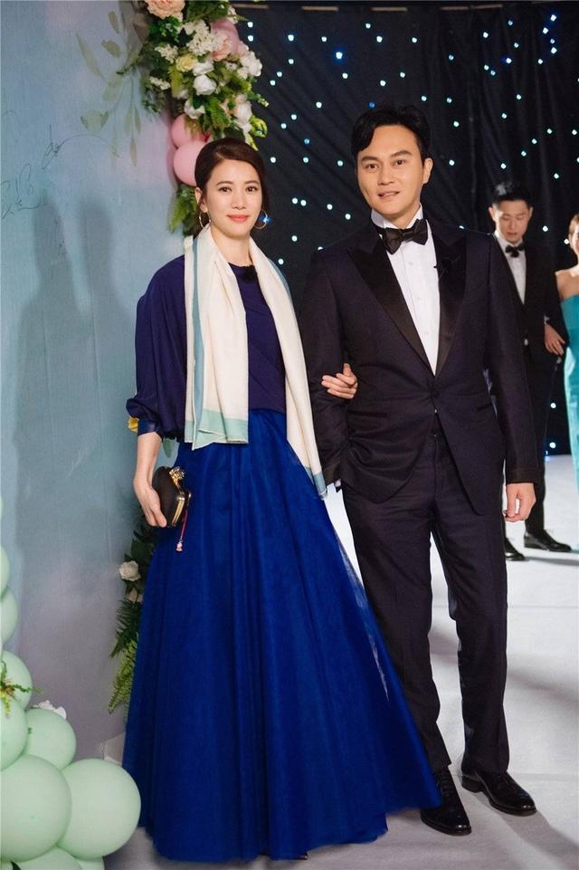 《妻子》團夫婦合體亮相，袁詠儀藍裙優雅，章子怡亮片紅裙太驚艷！
