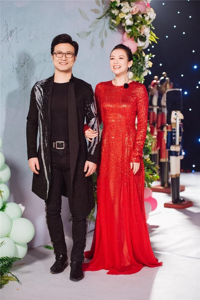 《妻子》團夫婦合體亮相，袁詠儀藍裙優雅，章子怡亮片紅裙太驚艷！