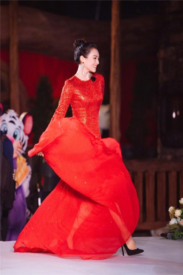 《妻子》團夫婦合體亮相，袁詠儀藍裙優雅，章子怡亮片紅裙太驚艷！