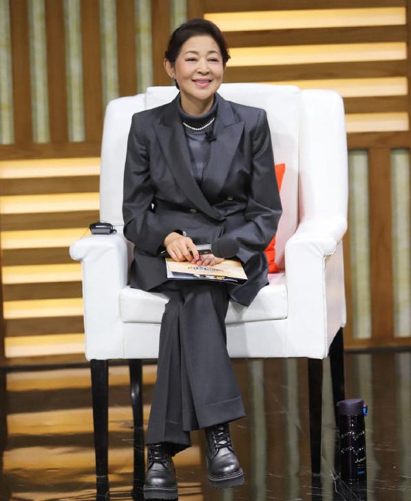 美人也會老！59歲鍾楚紅面部浮腫滿臉橫肉，發福後她不如林青霞！