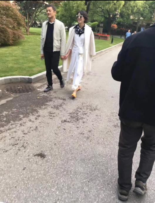 網友偶遇李亞鵬與女子逛街手拉手疑新戀情，兩人滿臉甜笑略顯靦腆~~~