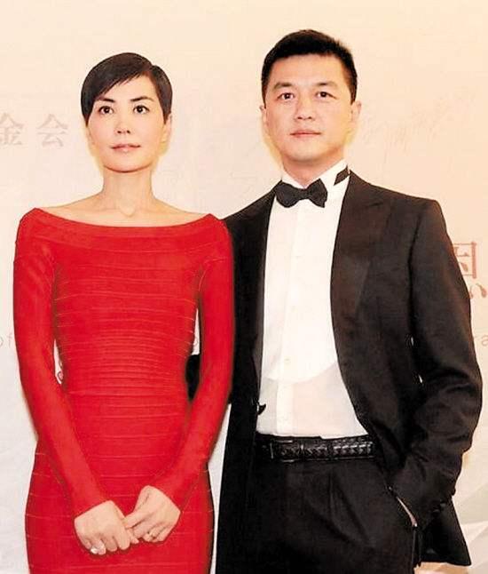 網友偶遇李亞鵬與女子逛街手拉手疑新戀情，兩人滿臉甜笑略顯靦腆~~~