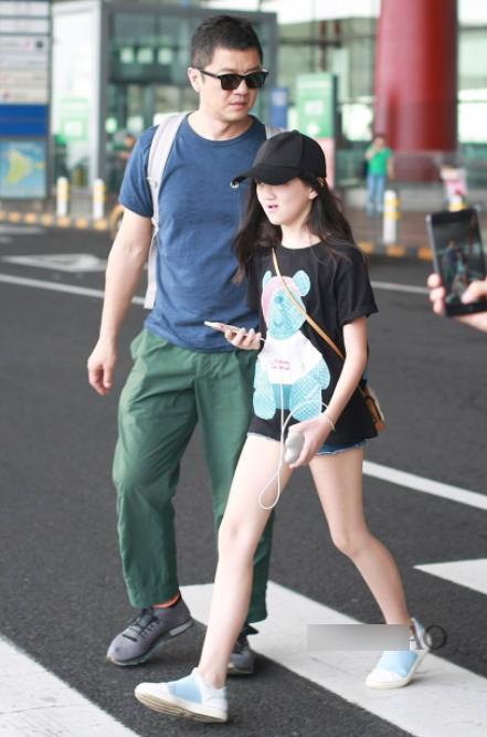 網友偶遇李亞鵬與女子逛街手拉手疑新戀情，兩人滿臉甜笑略顯靦腆~~~
