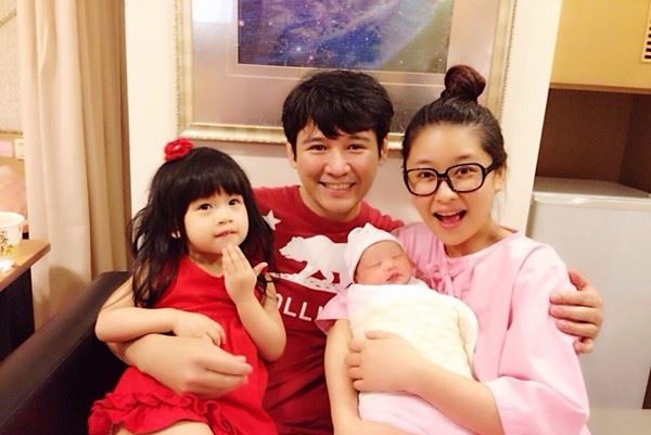 「交往半年懷孕閃婚」的本土劇夫妻檔不被看好，但如今一家四口卻過著「這樣的生活」！ 